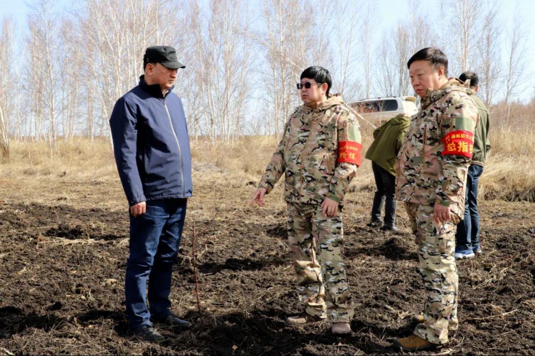 闫宏光在库都尔林业局检查指导森林防灭火和营林生产工作